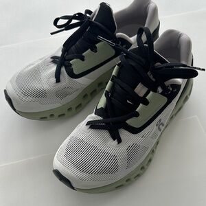 On cloudstratus Running women's  White black and green Athletic Shoes size 7